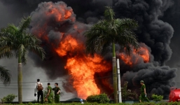 Chủ tịch Hà Nội yêu cầu công khai nồng độ hóa chất sau vụ cháy ở Long Biên