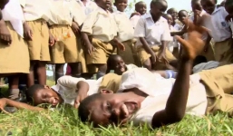 Dịch bệnh lạ khiến hơn 1000 người không thể ngừng cười, 14 trường học phải đóng cửa 