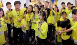 Nhóm học viên 'khóa học làm giàu' thử thách bản lĩnh chính mình bằng cách chọc gậy vào yết hầu