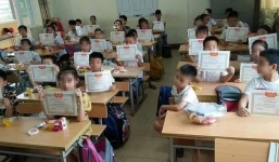 Xót xa bức ảnh cả lớp có giấy khen, mình em học sinh nhỏ bé, lẻ loi vì 'lạc loài'