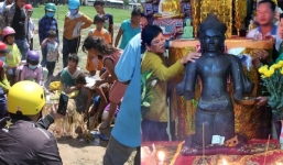 Pho tượng cổ được gửi vào chùa sau khi được đám trẻ tìm thấy, người dân kéo đến xin ban phước