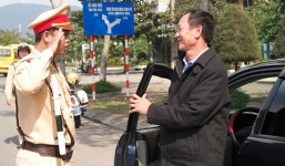 Từ 5/8, CSGT phải cảm ơn người dân sau khi kiểm tra giấy tờ 