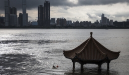 Hộ đê liên tục trong 30 ngày, quan chức Vũ Hán tử vong trên 'tiền tuyến' ngăn lũ