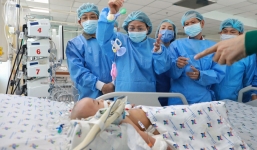 Bé Diệu Nhi mỉm cười khi Phó Chủ tịch nước tới thăm, bác sĩ tiết lộ tình hình sức khỏe hiện tại