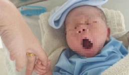 Bé trai sơ sinh còn nguyên dây rốn bị bỏ rơi trên ghế đá