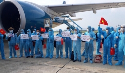 Chuyến bay 'giải cứu' công dân Việt Nam mắc COVID-19 từ Guinea Xích đạo đã hạ cánh an toàn tại Nội Bài