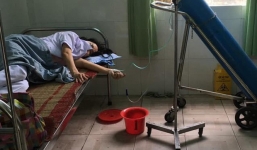 Xót xa hình ảnh nhân viên y tế trên tuyến đầu chống dịch: Người phải thở oxy, người tranh thủ giấc ngủ trên tấm bìa carton