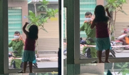 Xúc động hình ảnh chiến sĩ công an đi qua nhà nhưng chỉ dám đứng ngoài cổng nhìn vợ con