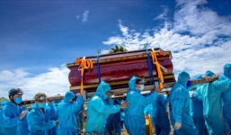 Cảnh đưa tang nghẹn ngào tại tâm dịch COVID-19: Dòng người mặc đồ bảo hộ, đội nắng khiêng linh cữu