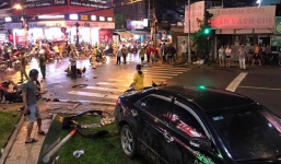 Dừng đèn đỏ, nữ tài xế điều khiển xe Camry húc 8 xe máy 