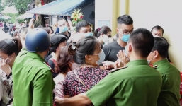 Hàng nghìn người chen nhau đi lễ tháng 'cô hồn' bất chấp dịch bệnh, Phủ Tây Hồ buộc phải đóng cửa