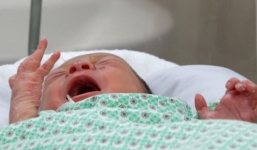 Nữ sinh năm 2 bỏ rơi con trong khe tường sẽ đối mặt với bản án nào?