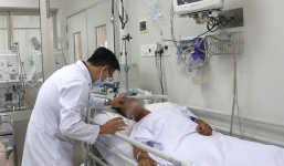 Ông bố bắt rắn lấy tiền nuôi con ăn học đang nguy kịch