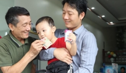 Trở về bên vòng tay bố mẹ, tình hình sức khỏe của bé trai bị bắt cóc giờ ra sao?