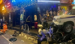 Bảo vệ tổ dân phố tự ý lái xe công an phường, tông thẳng vào quán trên phố Bùi Viện