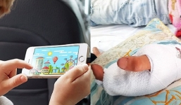 Bé trai 9 tuổi dập nát bàn tay vì vừa sạc pin vừa chơi game khiến điện thoại phát nổ 