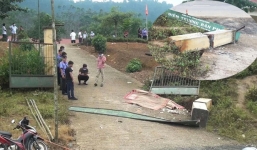 Vụ cổng trường đổ đè chết 3 học sinh: Hé lộ nguyên nhân trụ trường không cốt thép