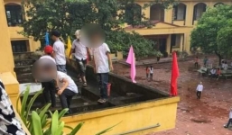 Trường tiểu học khiến dư luận phẫn nộ vì ép học sinh dọn dẹp ngoài hiên không có hàng rào