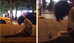 Bị gã trai đểu cáng lừa gạt, cô gái say xỉn vật vã ngoài phố