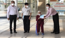 Cụ bà 100 tuổi ở Việt Nam chiến thắng COVID-19