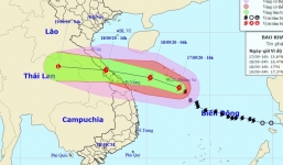 Bão số 5 giảm cấp độ khi vào bờ, gây mưa rất to tại miền Trung