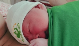 Tắc đường không đến được bệnh viện, anh chồng đỡ đẻ cho vợ ngay trên xe taxi