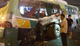 Xe tải đâm ngang xe buýt, 20 người phải nhập viện
