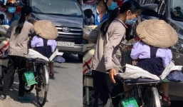 Xúc động hình ảnh người mẹ nhặt ve chai, dành dụm từng đồng mua đồng phục cho con đến trường