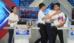 Thực hư bức ảnh ba nam sinh Olympia động viên nhau, bỏ rơi Quán quân đứng 1 mình