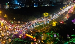 Hà Nội đón không khí lạnh bằng trận mưa lớn, hàng dài phương tiện chen chân vì tắc đường