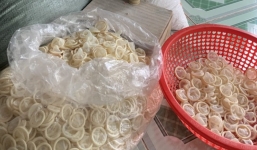 Phát hiện cơ sở tái chế hàng trăm nghìn bao cao su đã qua sử dụng