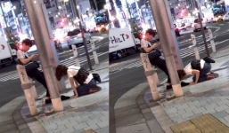 Phẫn nộ hình ảnh bạn gái quỳ gối xin tha thứ, chàng trai bình tâm bấm điện thoại như không có gì xảy ra