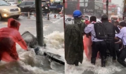 Mưa như trút khiến phố ngập sâu ở TP HCM, nam sinh bất lực nhìn nước cuốn cả xe đạp và sách vở