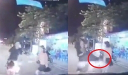 Hoảng hốt vì con chạy ra trước đầu ô tô, người chồng tung cú đá về phía vợ làm dân mạng tranh cãi