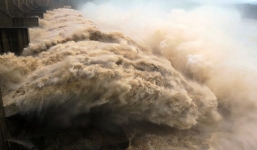 Hỏa tốc: Thủy điện Hòa Bình xả lũ lần đầu tiên trong 2 năm, cảnh báo lũ hạ lưu sông Hồng 