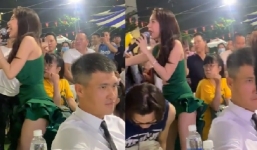 Thủy Tiên nhảy cực sung với bộ đồ bốc lửa, phản ứng của Công Vinh khi ngồi cạnh khiến dân mạng ngỡ ngàng