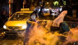 Rác thải ngập đường phố Hà Nội sau đêm Trung Thu 