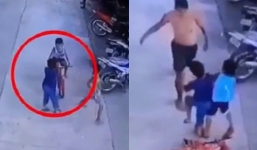 Con trai chơi xe đạp bị đẩy ngã, bố lập tức lao ra 'gõ đầu' bạn khiến dân tình nổi điên
