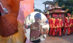 Đám tang đẫm nước mắt của người con tâm thần vẫn ngày ngày đi ăn xin để nuôi cha già 