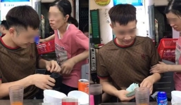 Cậy mình có tiền, nhóm thanh niên dụ dỗ cô gái bán hàng rong 'thơm má' bạn mình rồi cười hả hê