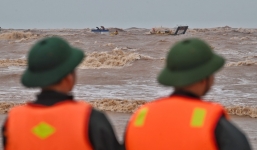 Trực thăng và đặc công giải cứu thành công toàn bộ thuyền viên trên tàu bị chìm 