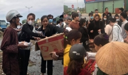 Thủy Tiên kêu gọi được 10 tỷ đồng chỉ sau 24 giờ, đích thân đứng phát nhu yếu phẩm cho đồng bào trong 'rốn lũ'