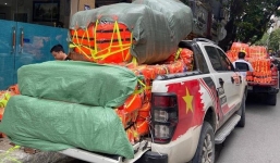 Áo phao bị dân buôn gom hàng, giá tăng phi mã vì mưa lũ miền Trung 