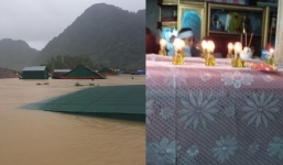 Đau xót hình ảnh 2 chiếc quan tài nhỏ giữa biển lũ Quảng Bình, gia đình bất lực vì muốn chôn cũng không có chỗ