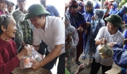 Lái xe xuyên đêm về miền Trung, ông Đoàn Ngọc Hải lùng sục siêu thị, tự bỏ tiền túi mua đồ cứu trợ cho người dân