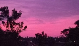 Bầu trời Quảng Trị tím lạ hệt như Nhật Bản trước siêu bão Hagibis, dân mạng cầu nguyện cho miền Trung tai qua nạn khỏi