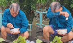 Cụ ông bật khóc vì hộp cơm nóng đầu tiên nhận được sau 5 ngày gồng mình chống lũ