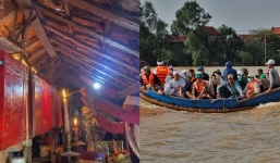 Quan tài mẹ già treo trên nóc nhà tránh lũ đã được hỗ trợ đưa đi an táng 