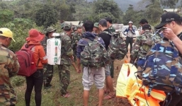 Trực thăng quân đội thả hàng cứu trợ, bác sĩ băng rừng tiếp cận nơi bị cô lập vì nước lũ