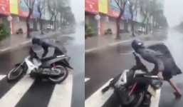 Bất chấp lệnh giới nghiêm trước cơn bão số 9, thanh niên ra đường bị cuồng phong cuốn 'không nhấc được người'